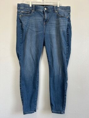 Torrid  Bombshell Skinny  Premium Stretch Blue Wash Size 22R